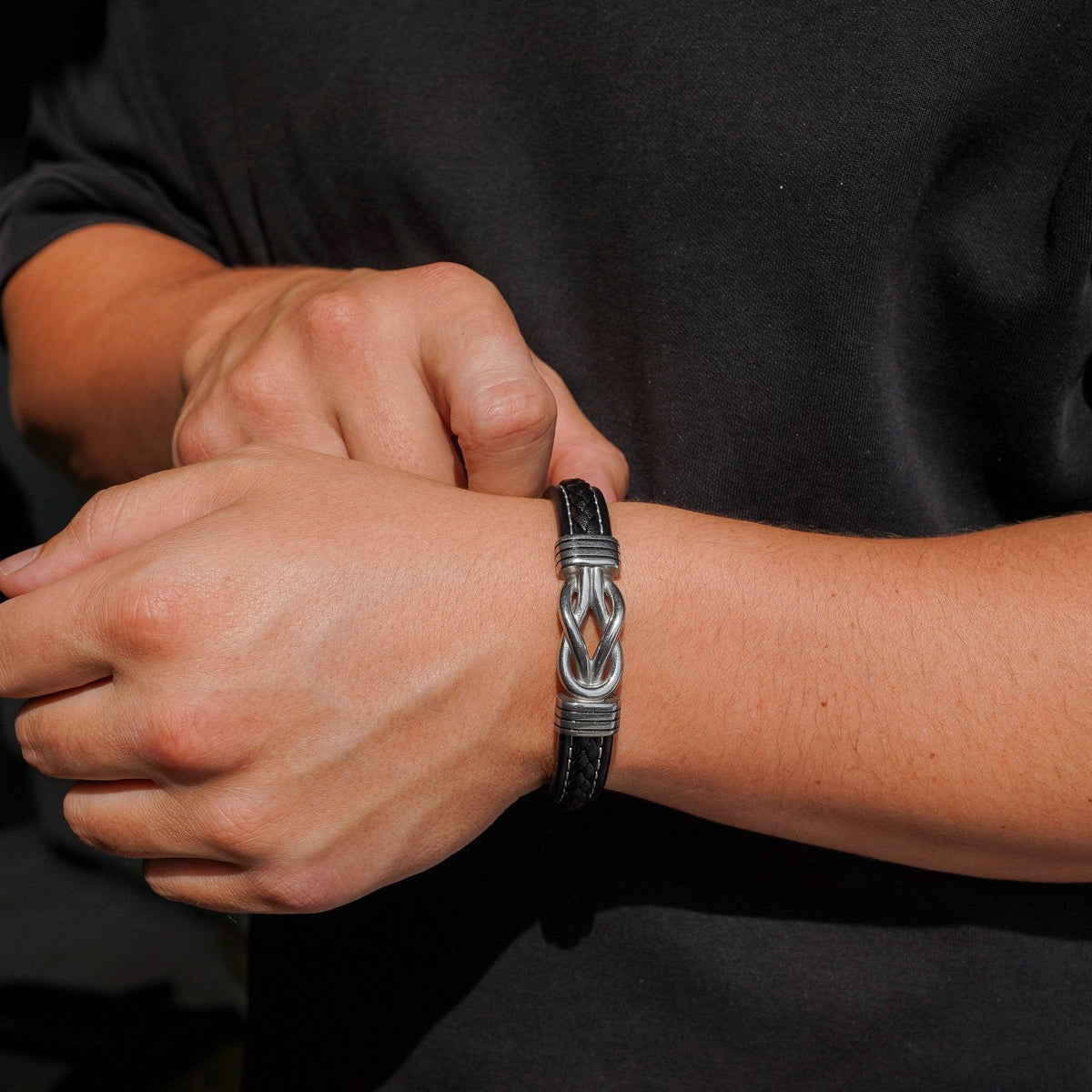 situation — Pulsera « A Mi Hijo » – Nudo Infinito de Cuero Trenzado