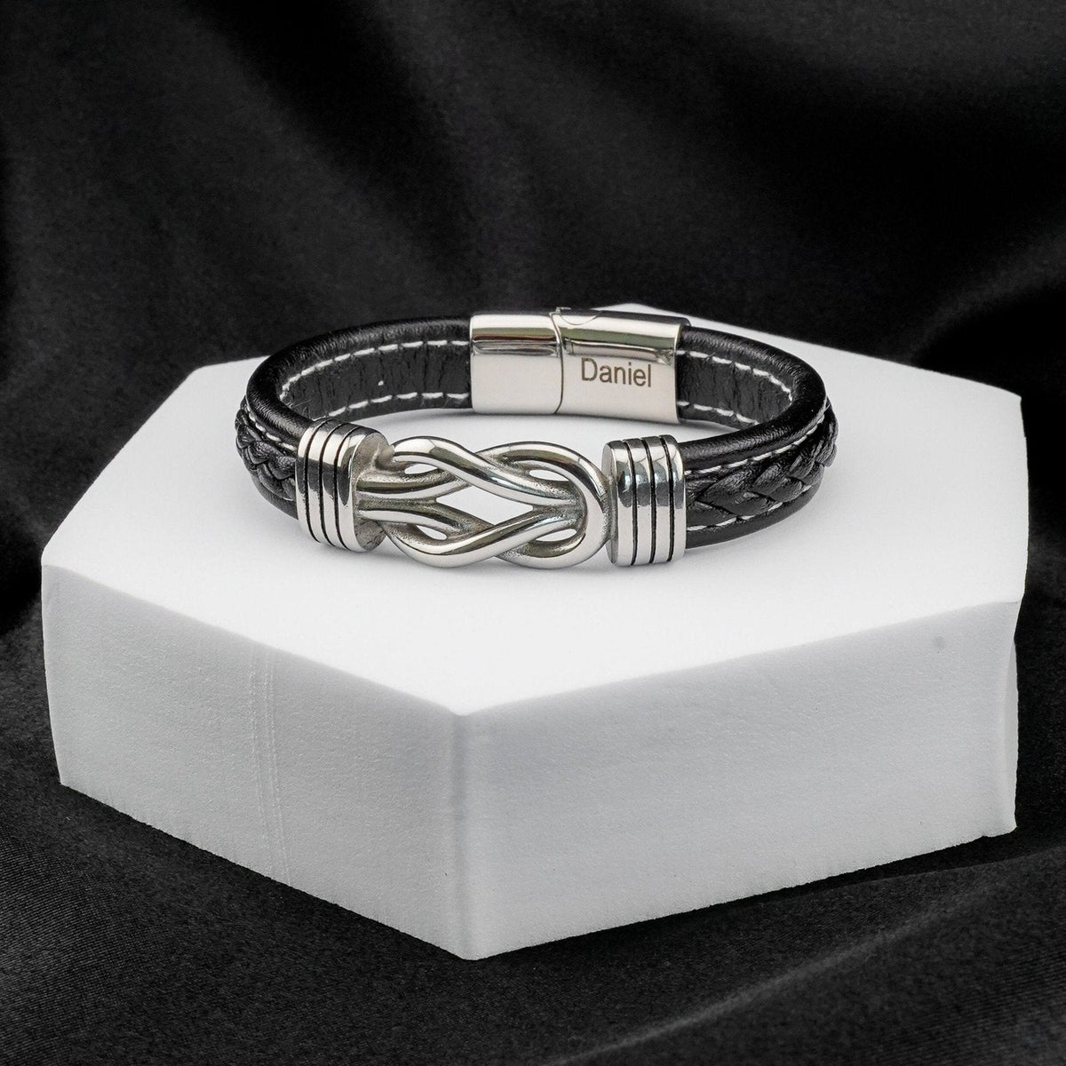 situation — Pulsera « A Mi Hijo » – Nudo Infinito de Cuero Trenzado