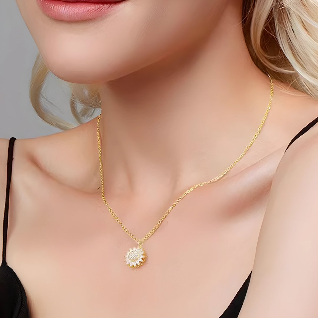 situation — SolBrillo™ – Collar Girasol Dorado con Circonitas