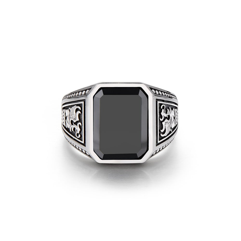 packshot — Anillo Sello Dragón – Piedra Negra Facetada