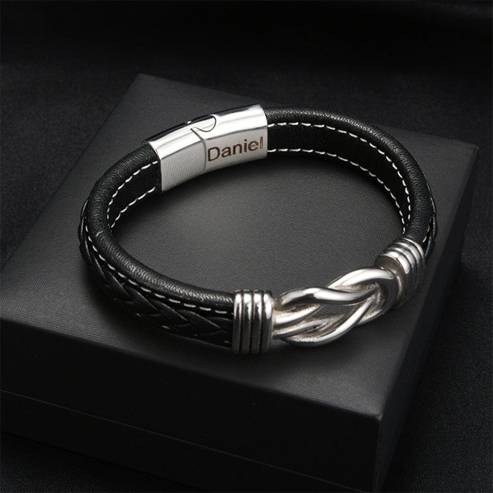 situation — Pulsera « A Mi Hijo » – Nudo Infinito de Cuero Trenzado