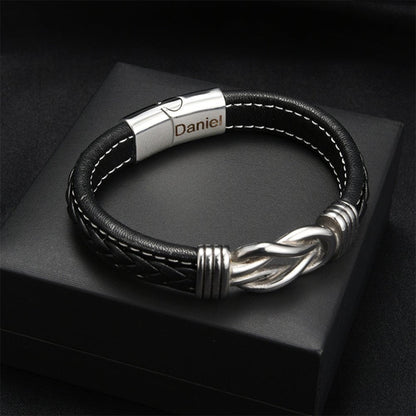situation — Pulsera « A Mi Hijo » – Nudo Infinito de Cuero Trenzado