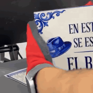 azulejo-en-esta-casa-se-escucha-el-barrio-cer-mica-1745-gifsec