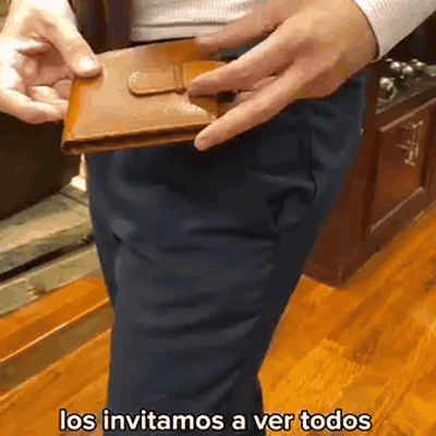gif — Billetera Compacta de Piel Color Coñac – Plana en el Bolsillo