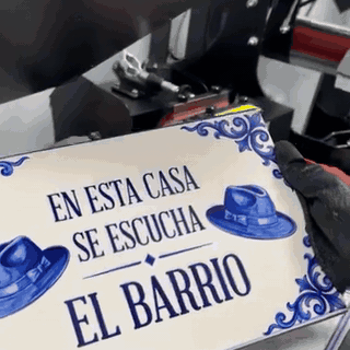 gif — Azulejo «En esta casa se escucha El Barrio» — cerámica estilo andaluz