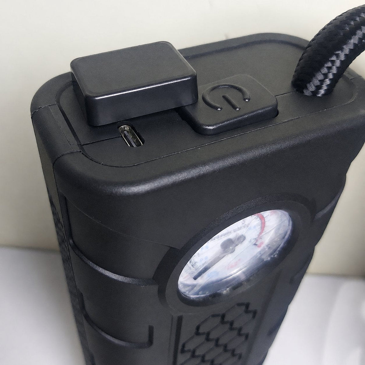 situation — Bomba de Aire Inalámbrica con Manómetro – Recargable por USB