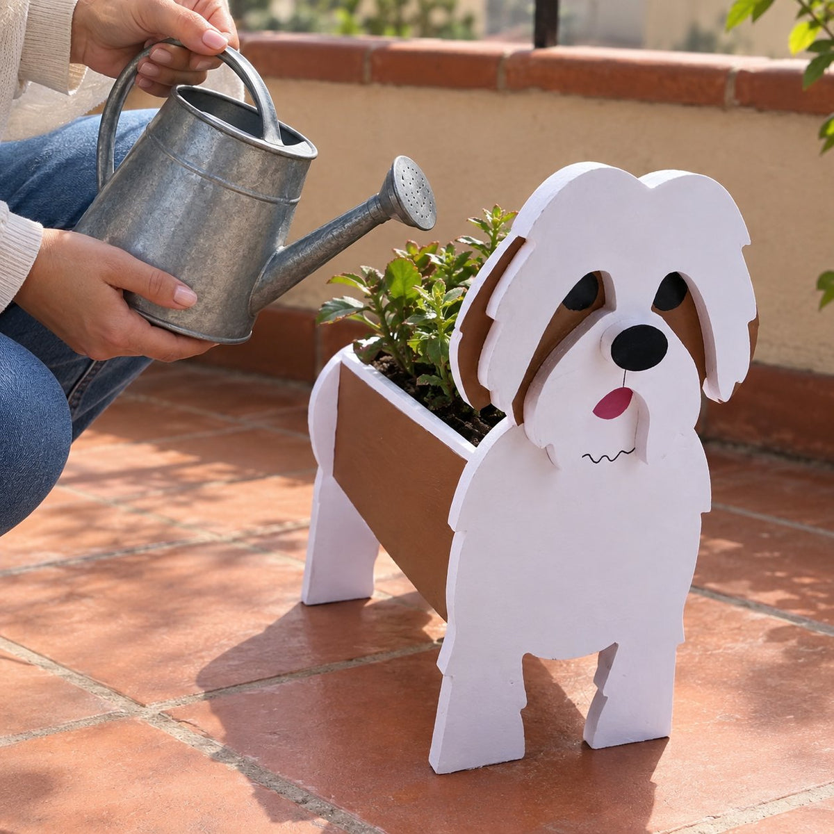 situation — Maceta Perro Shih Tzu Pintada a Mano — Jardinera Decorativa para Interior, Terraza y Jardín
