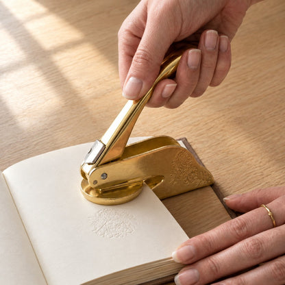 situation — Sello Gofrador para Libros – Relieve Ex Libris sin Tinta