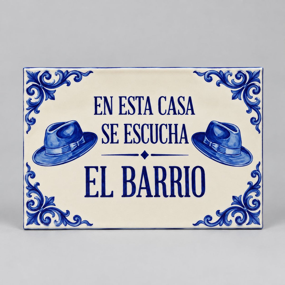 packshot — Azulejo «En esta casa se escucha El Barrio» — cerámica estilo andaluz