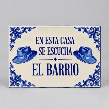 packshot — Azulejo «En esta casa se escucha El Barrio» — cerámica estilo andaluz