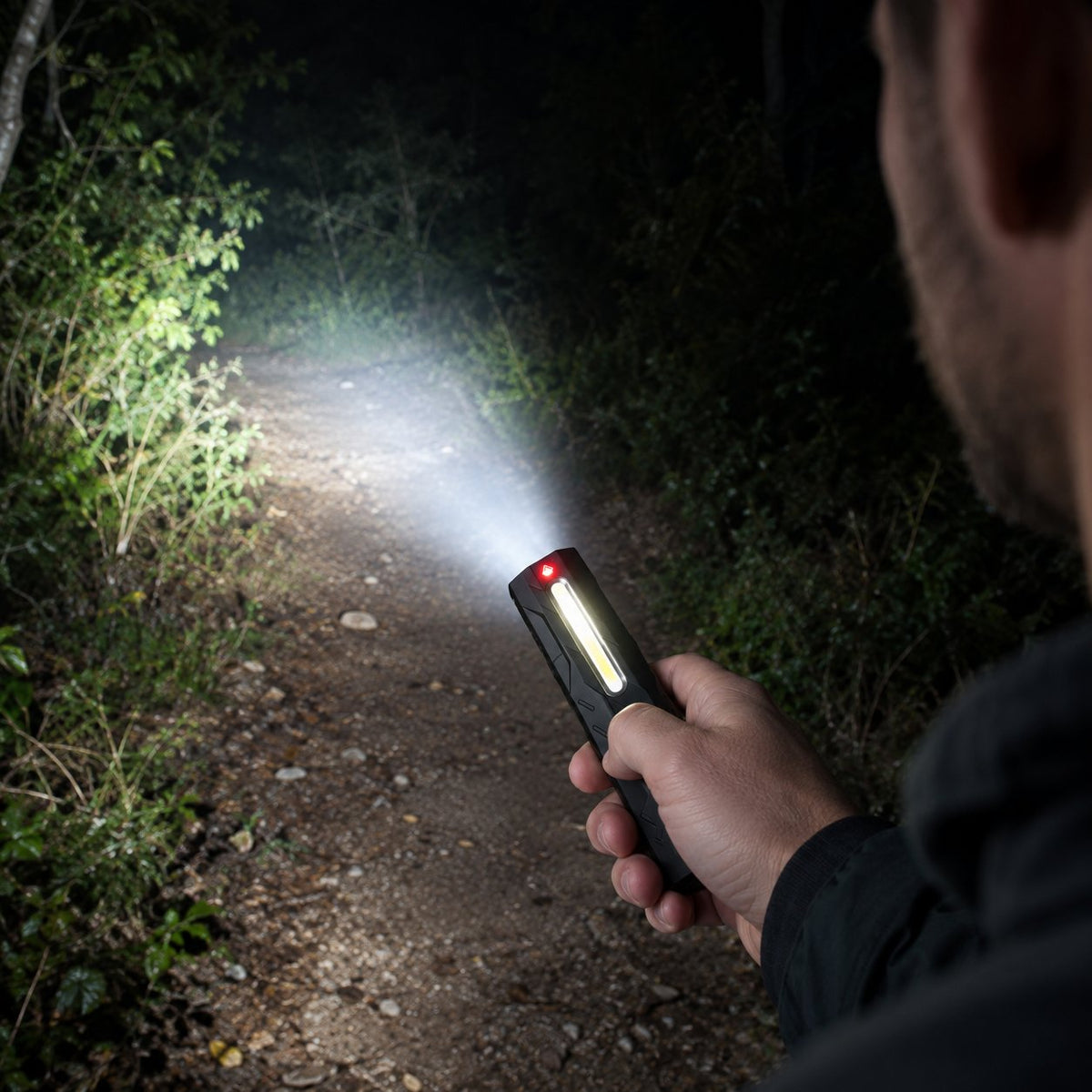 situation — Linterna LED EDC Recargable de Bolsillo – 1300 Lúmenes, Luz UV y Punto Rojo