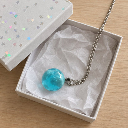 situation — Collar Cielo – Colgante de Resina con Nubes
