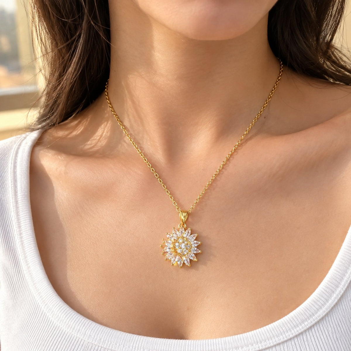 situation — SolBrillo™ – Collar Girasol Dorado con Circonitas