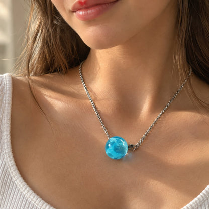 packshot — Collar Cielo – Colgante de Resina con Nubes