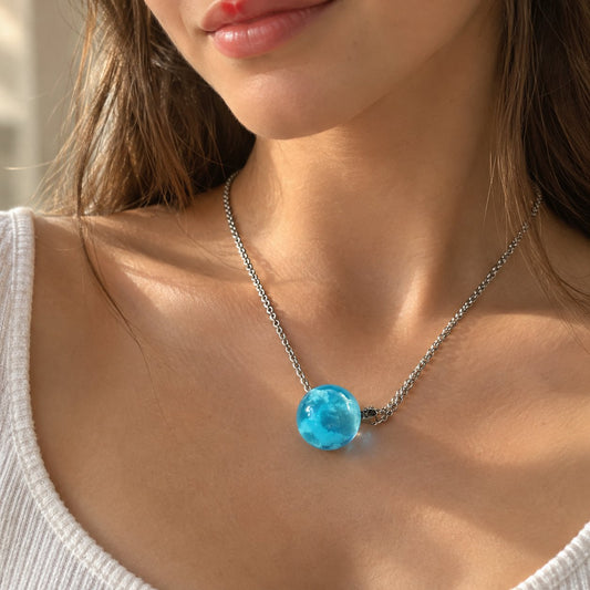 packshot — Collar Cielo – Colgante de Resina con Nubes
