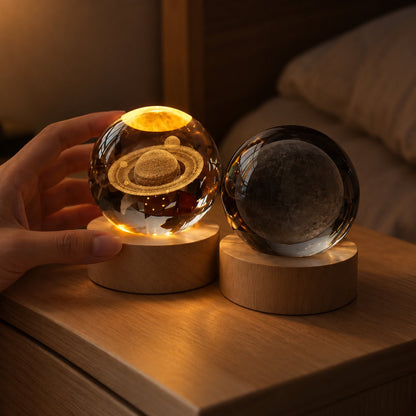 situation — Lámpara Bola de Cristal Planeta – Grabado Láser 3D con Base LED de Madera