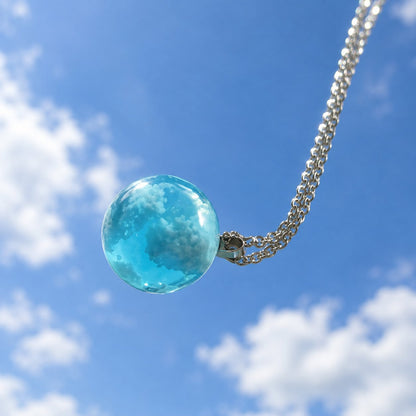 situation — Collar Cielo – Colgante de Resina con Nubes