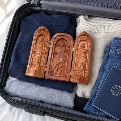 situation — Tríptico de viaje Sagrada Familia — Madera tallada a mano