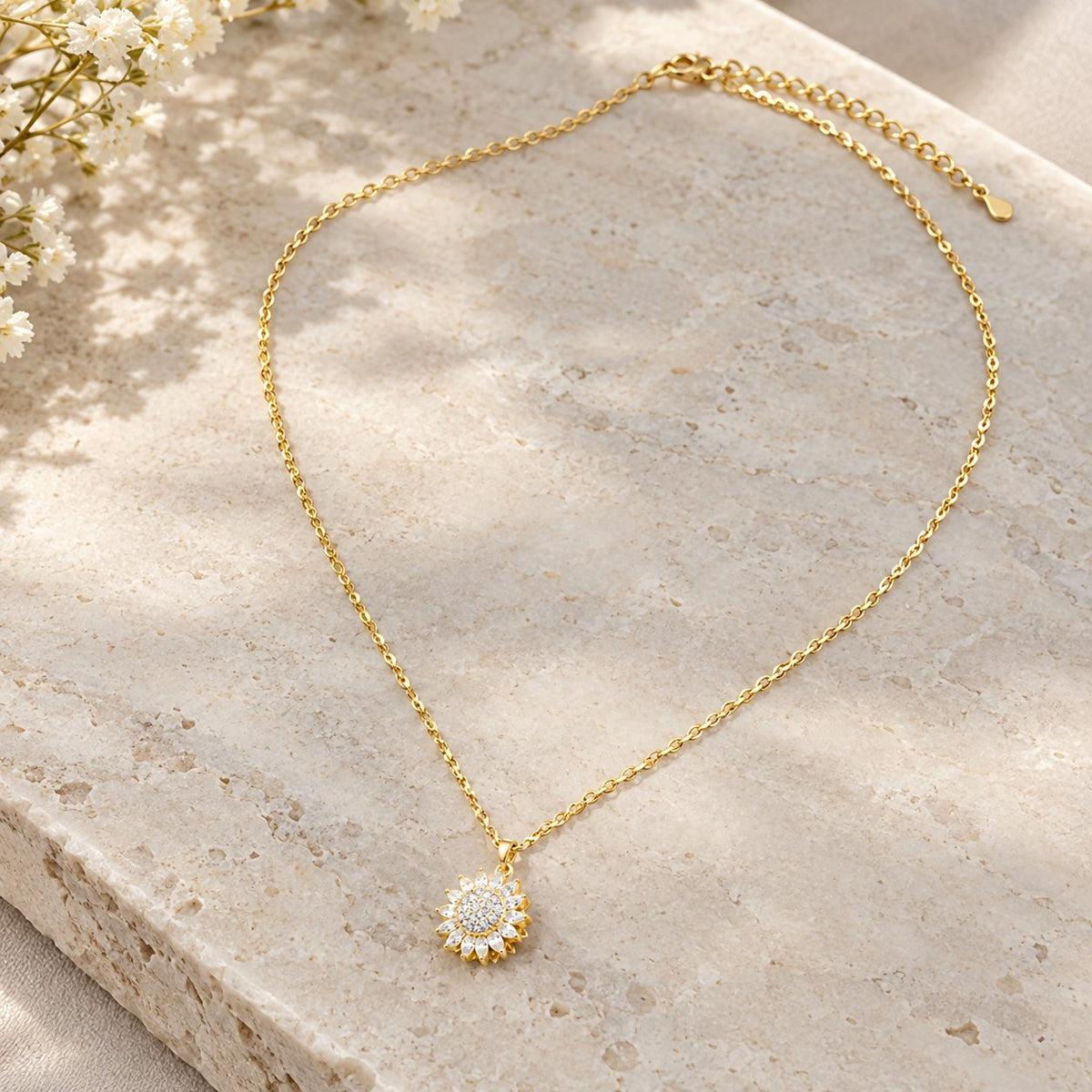 situation — SolBrillo™ – Collar Girasol Dorado con Circonitas
