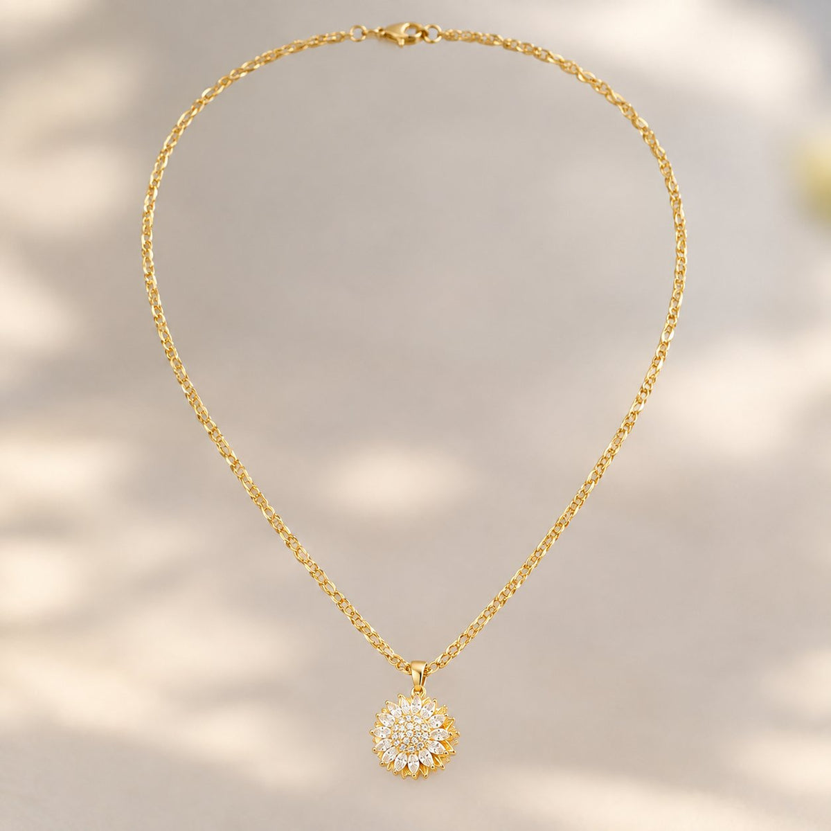 situation — SolBrillo™ – Collar Girasol Dorado con Circonitas