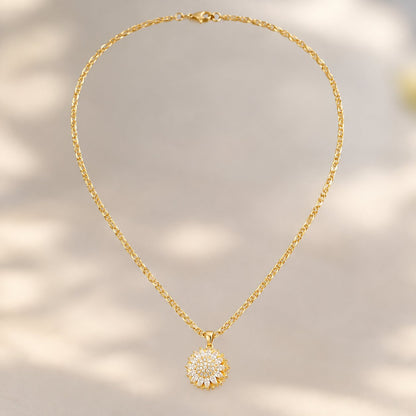 situation — SolBrillo™ – Collar Girasol Dorado con Circonitas