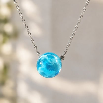 situation — Collar Cielo – Colgante de Resina con Nubes
