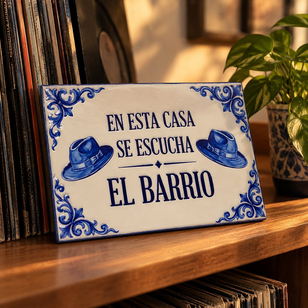 situation — Azulejo «En esta casa se escucha El Barrio» — cerámica estilo andaluz