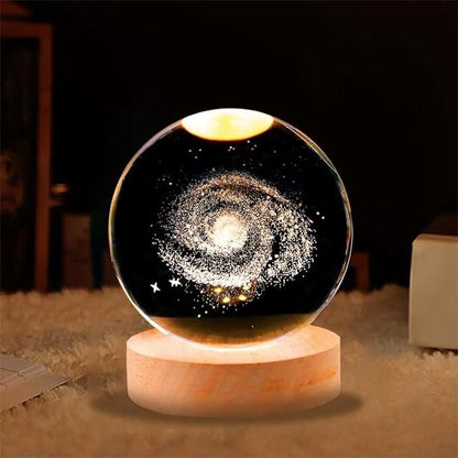 variante Galaxia — Lámpara Bola de Cristal Planeta – Grabado Láser 3D con Base LED de Madera