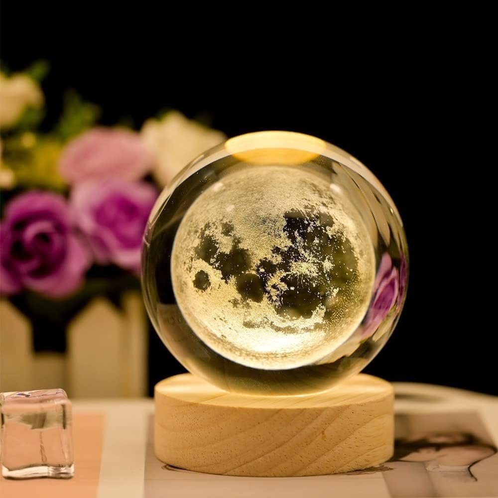 variante Luna — Lámpara Bola de Cristal Planeta – Grabado Láser 3D con Base LED de Madera