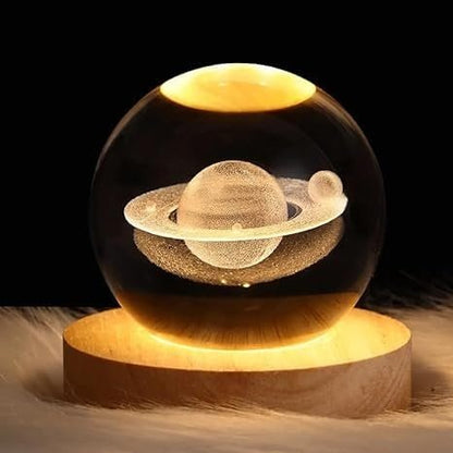 variante Saturno — Lámpara Bola de Cristal Planeta – Grabado Láser 3D con Base LED de Madera
